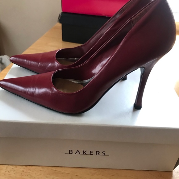 Bakers Pointy Red Pumps 7.5 - Picture 2 of 4